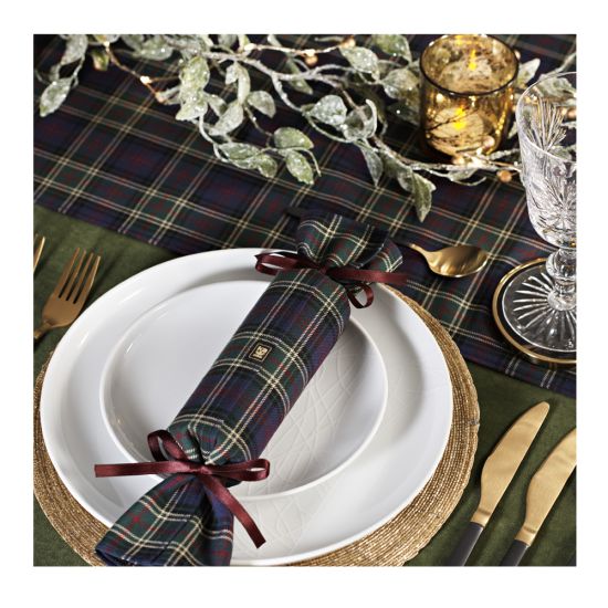 Box of 4 Christmas Crackers in Kinloch Anderson Hunting Tartan